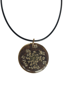 Collier marron fleur de carotte blanche