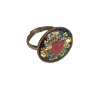 Bague noire et fleur rouge