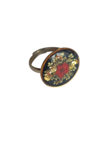 Bague noire et fleur rouge