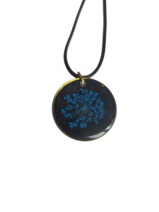 Collier noir fleur de carotte bleue