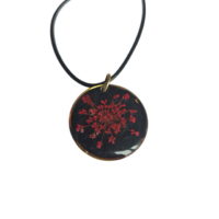 Collier noir fleur de carotte rouge