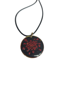 Collier noir fleur de carotte rouge