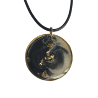 Collier noir or et nacre