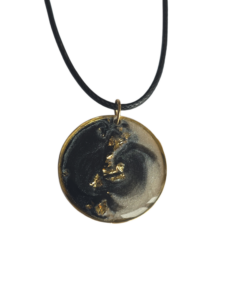 Collier noir or et nacre