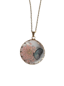 Collier papillon rose